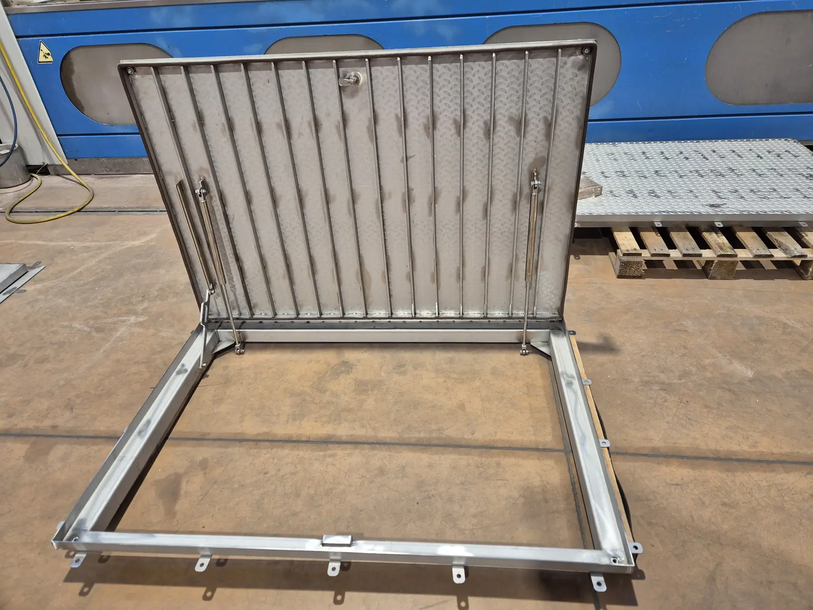 Inoxsystem Solid Top poklopac s podizačima, otvoren