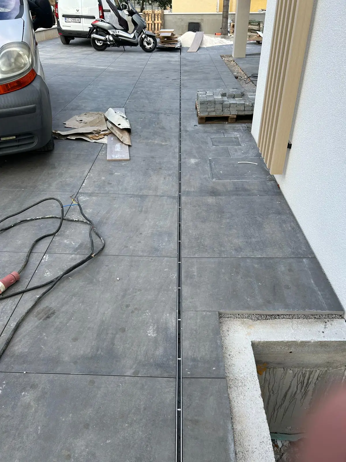 Slot kanalice i inox poklopci, vila, Kaštel Gomilica